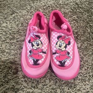 Minnie water shoes ( size 11-12)
